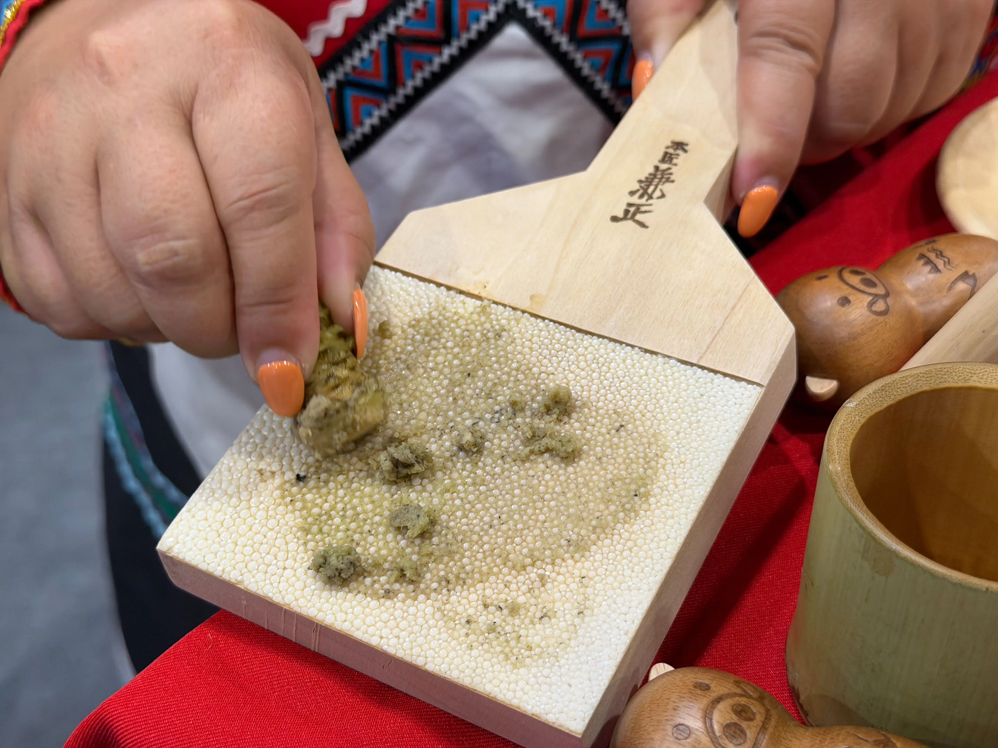 阿里山新鮮山葵現磨現用，細緻研磨帶出山葵特有的清新辛香。（嘉義縣文觀局提供）
