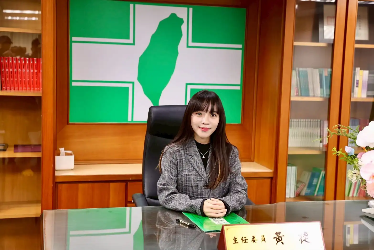 民進黨高雄市黨部主委黃捷響應「挺公益」號召，認購100盒庇護工場中秋禮盒，以實際消費支持身心障礙者就業。（民進黨高雄市黨部提供）