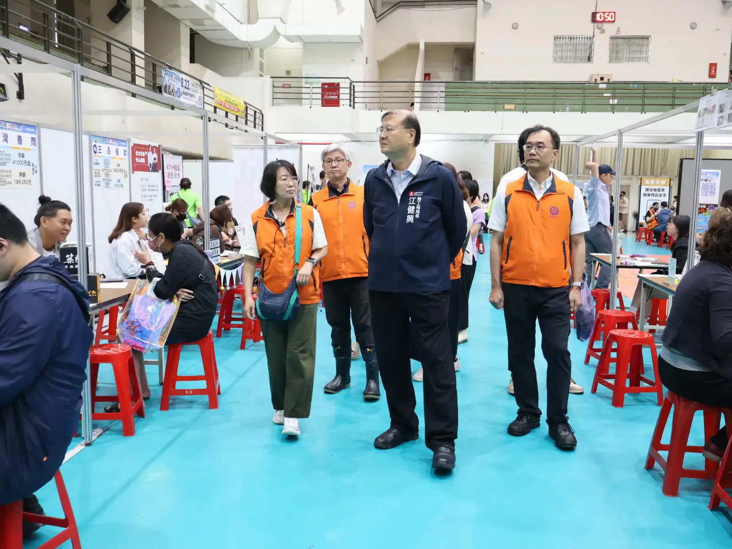高雄市勞工局長江健興22日前往福誠高中「薪動高雄、職得幸福」大型徵才活動會場，關心企業徵才及民眾求職情形，盼透過就業媒合協助市民找到合適職缺。（高雄市勞工局提供）