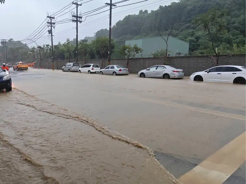 高雄鼓山三路豪雨再積水　陳美雅質疑2700萬元防汛工程成效