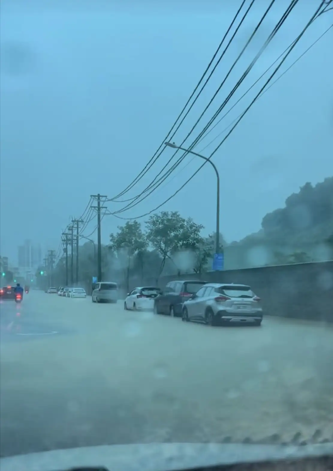 連日降雨造成鼓山三路沿柴山一帶再度積水，市議員陳美雅質疑，2700萬元抽水站升級工程今年6月才完工，市府應立即檢討工程成效及整體排水系統。（陳美雅提供）