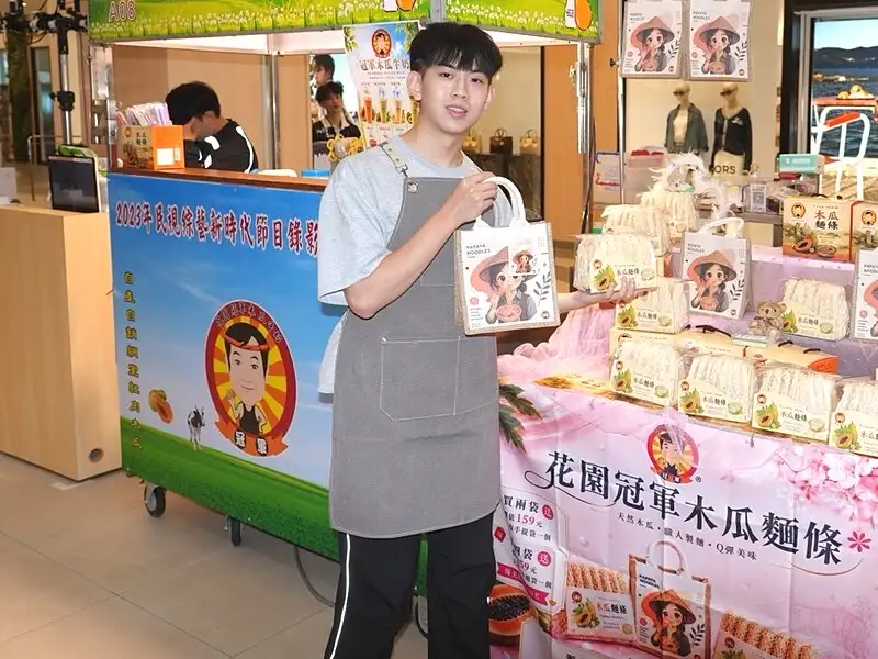 冠軍木瓜牛奶將臺南水果融入麵食，推出木瓜麵、芒果麵等產品，拓展在地農產新吃法。(圖/記者范繼如攝)