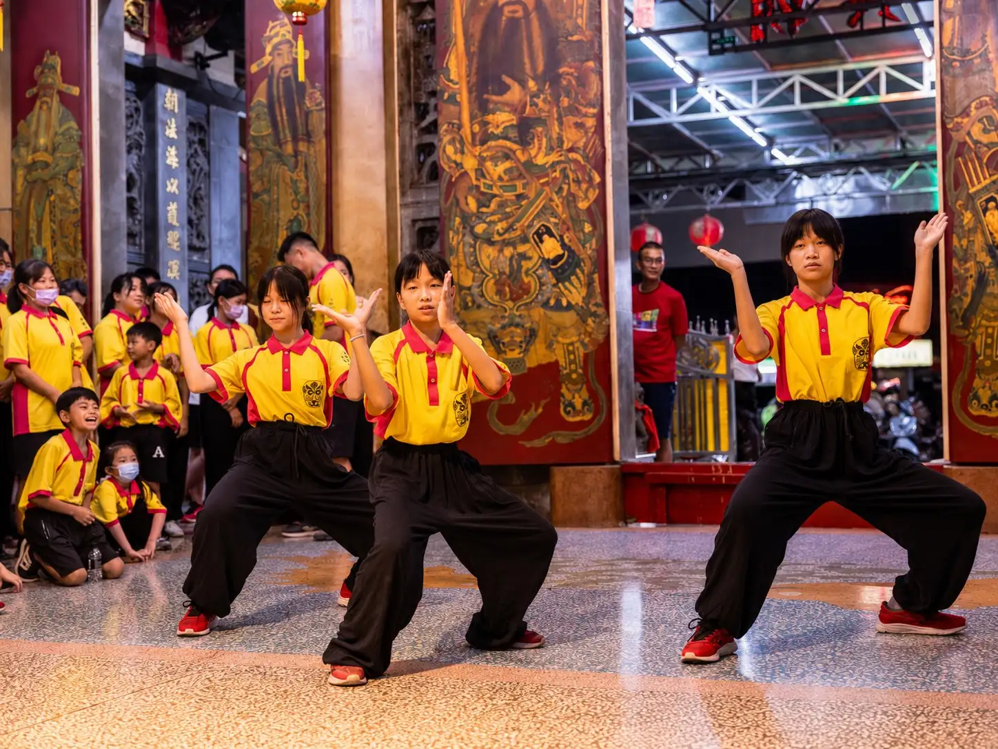三名學員同步展演武術招式，動作整齊有力，展現朝興武館傳承傳統武藝的成果。（圖/資料照片取材至本淵寮網站）