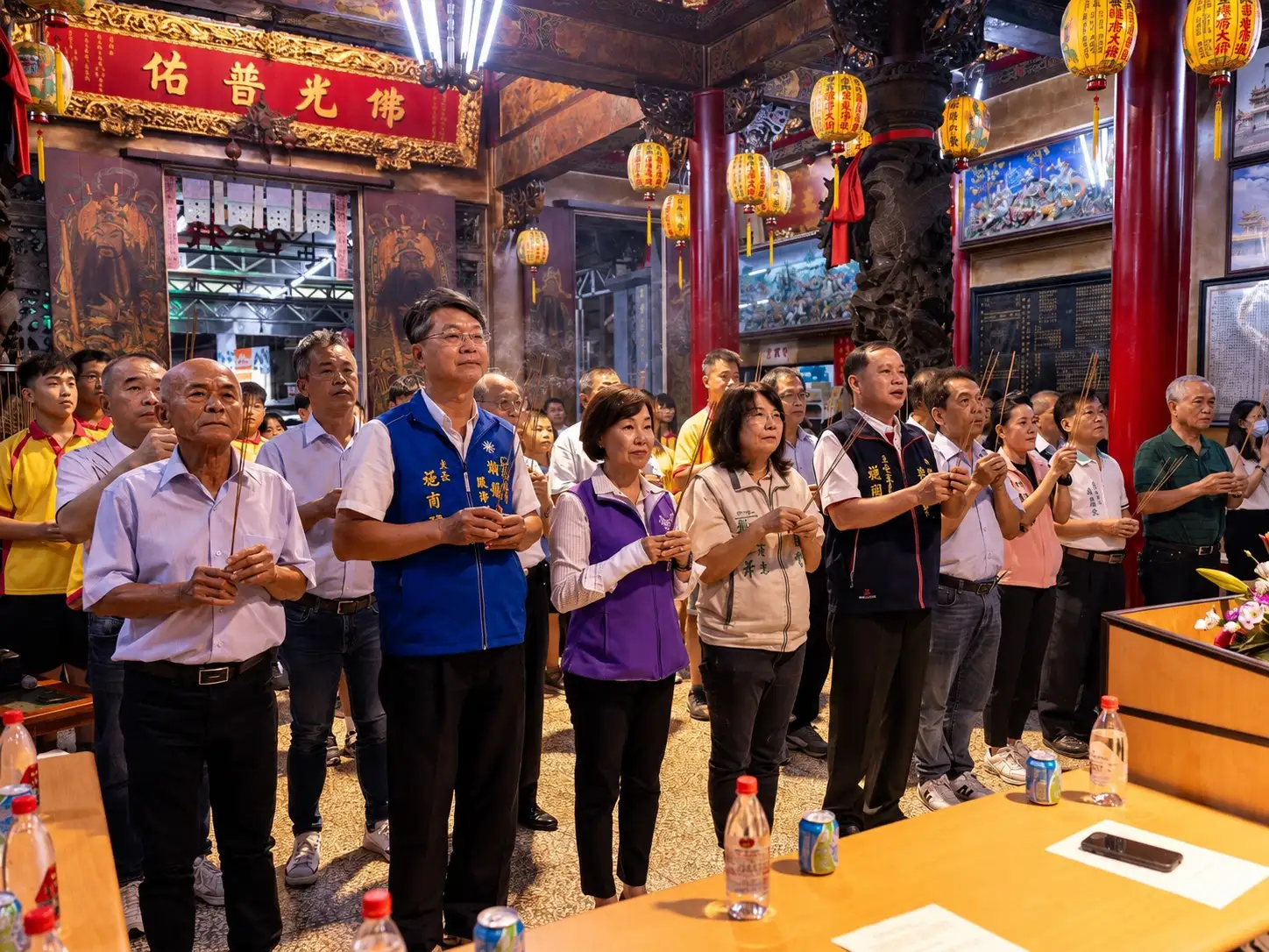 朝興武館開訓典禮中，宮方代表、來賓及學員共同上香祈福，祈求訓練順利平安。（圖/資料照片取材至本淵寮網站）