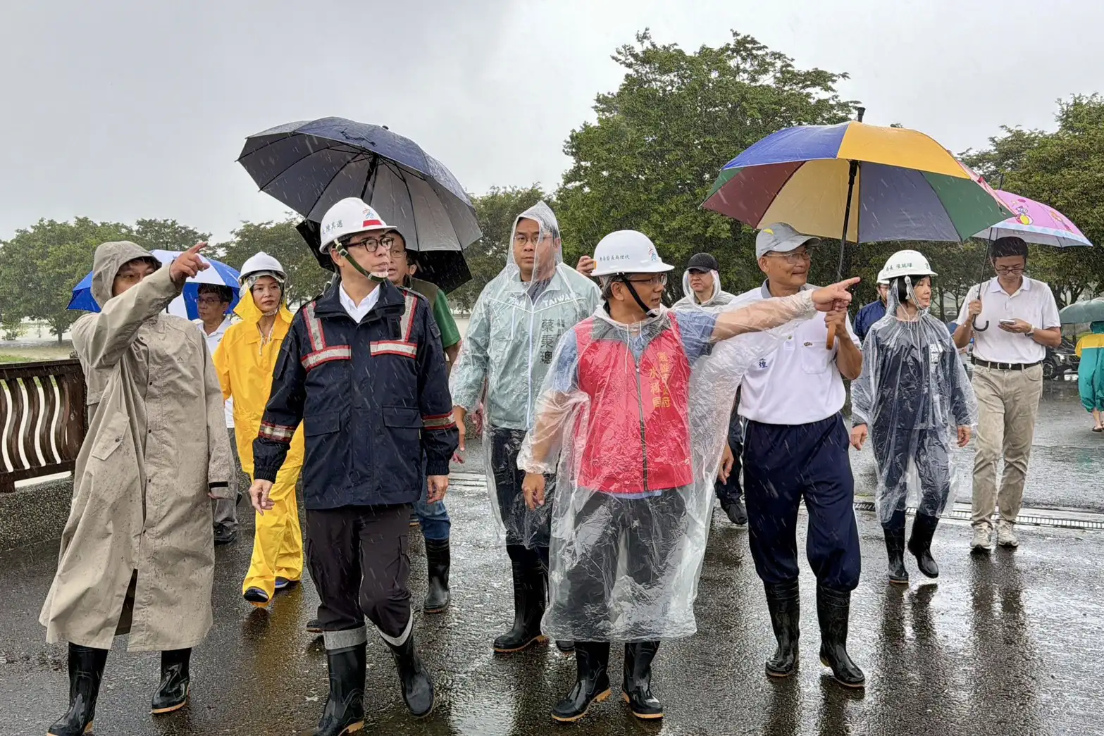 市長陳其邁視察白米滯洪池、潭子底抽水站、梓官區中崙路側溝，以及舊港、新港及崎漏抽水站等防汛設施，實地掌握豪雨應變及整備情形。（高雄市政府提供）