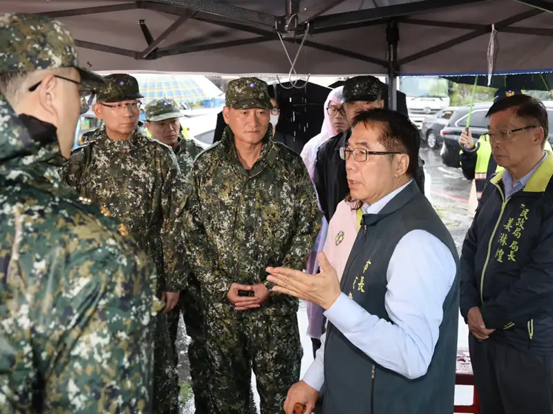 黃偉哲再赴安南火災災區　國軍增援助居民重整家園