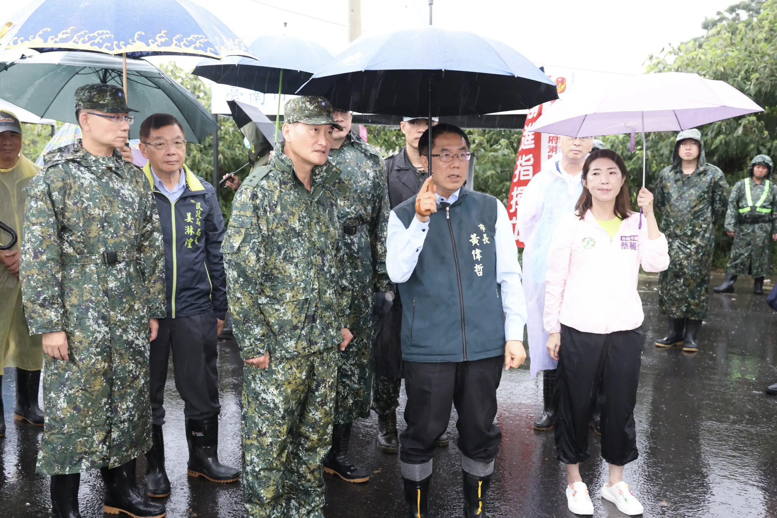 台南市長黃偉哲23日再度前往安南區海佃路火災災區，會同陸軍第八軍團指揮官劉暐欣等人勘查災後復原情形，並感謝國軍冒雨投入人力協助受災居民清理、重整家園。（台南市政府提供）