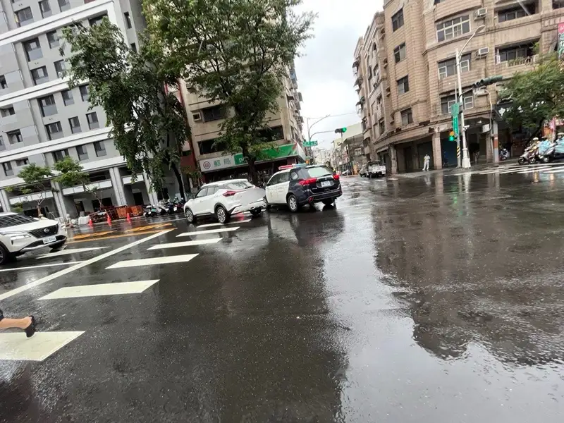 高雄三多路口行人遭左轉車撞傷　女駕駛未禮讓挨重罰