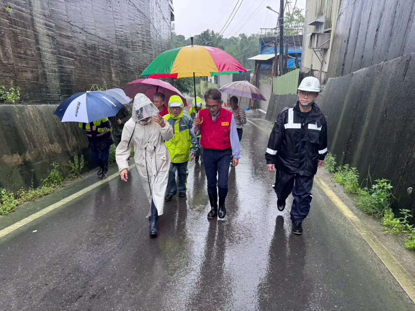 立委賴瑞隆與高雄市長陳其邁、立委邱議瑩及經濟部次長賴建信冒雨前往田寮月世界，實地查看周邊道路、步道、邊坡及排水情形，掌握豪雨影響與防災整備狀況。（賴瑞隆團隊提供）