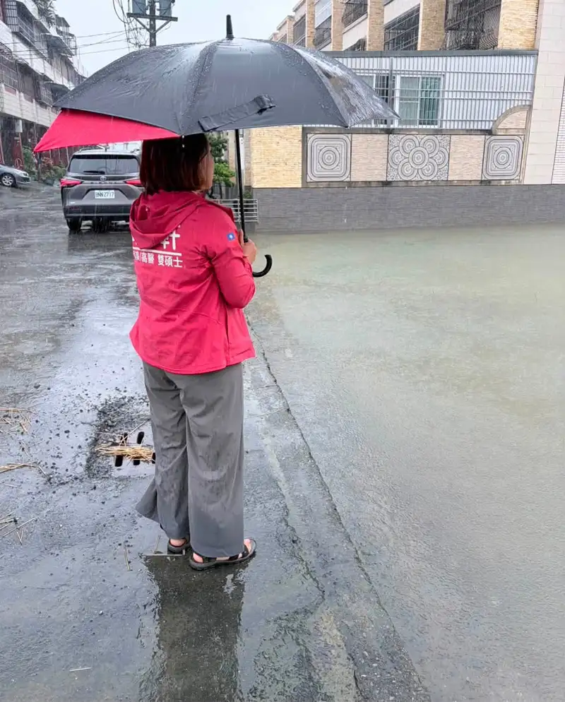 市議員邱于軒24日表示，大寮拷潭大排投入4億元整治，這次豪雨仍出現嚴重積淹水，要求市府全面檢視整治成效。（取自邱于軒臉書）