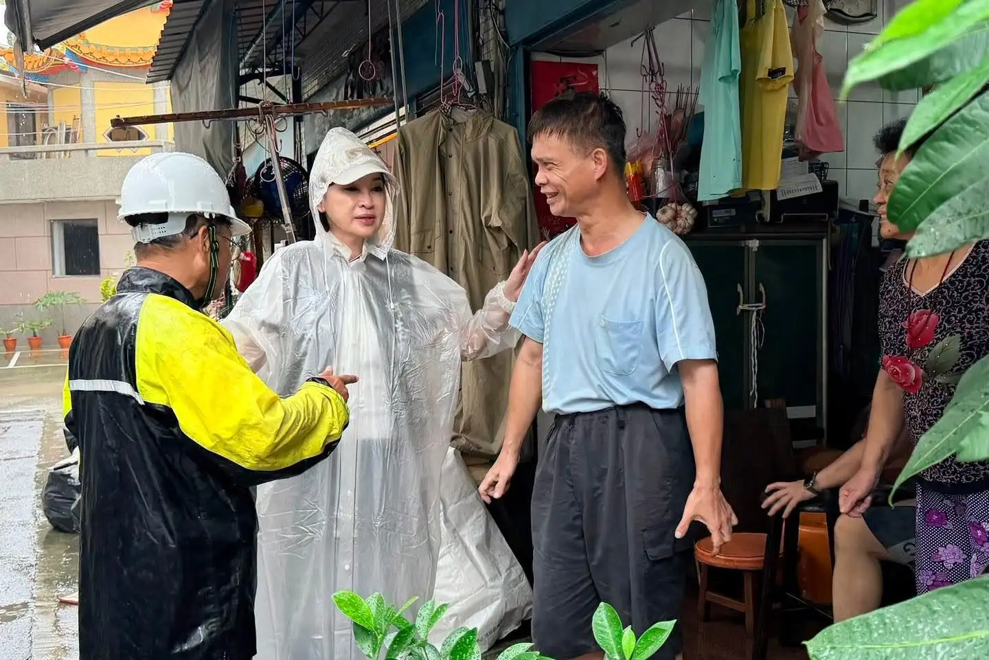 柯志恩前往梓官典寶里，實地了解居民受災狀況與實際需求。（柯志恩團隊提供）