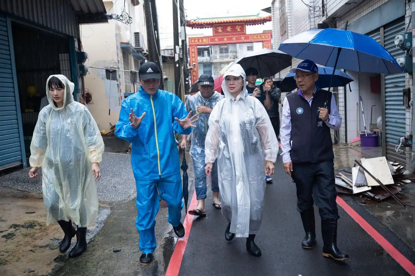 柯志恩24日與市議員宋立彬、方信淵、議員參選人黃韻涵及典寶里長洪文清走訪梓官典寶里，實地了解豪雨造成的積淹水及災後清理情形。（柯志恩團隊提供）