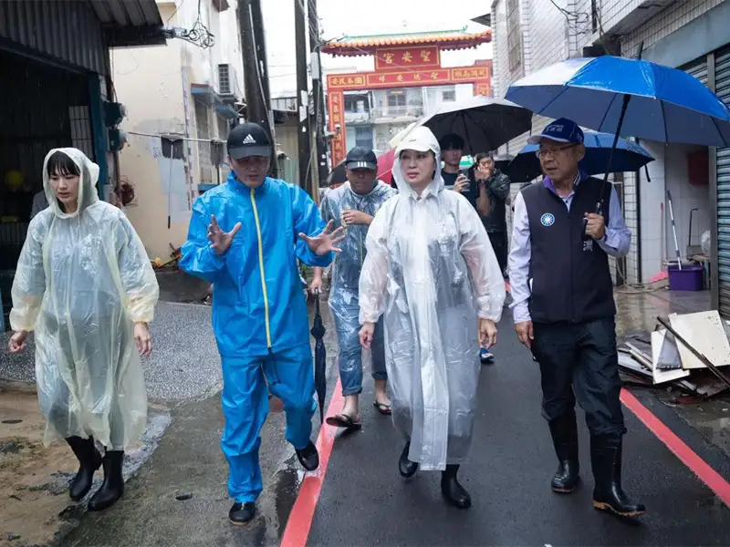 柯志恩勘察梓官永安淹水　籲全面檢視排水系統爭取災民救助及低利貸款