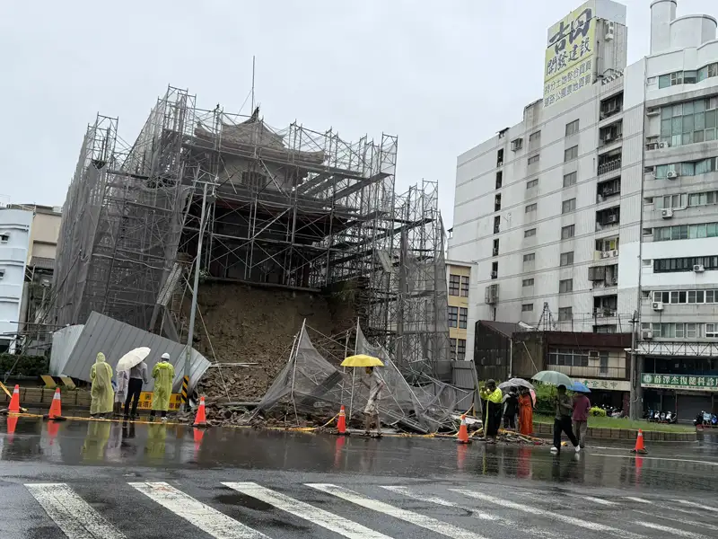 豪雨釀災！台南國定古蹟大東門側牆崩落　市府緊急封鎖搶護