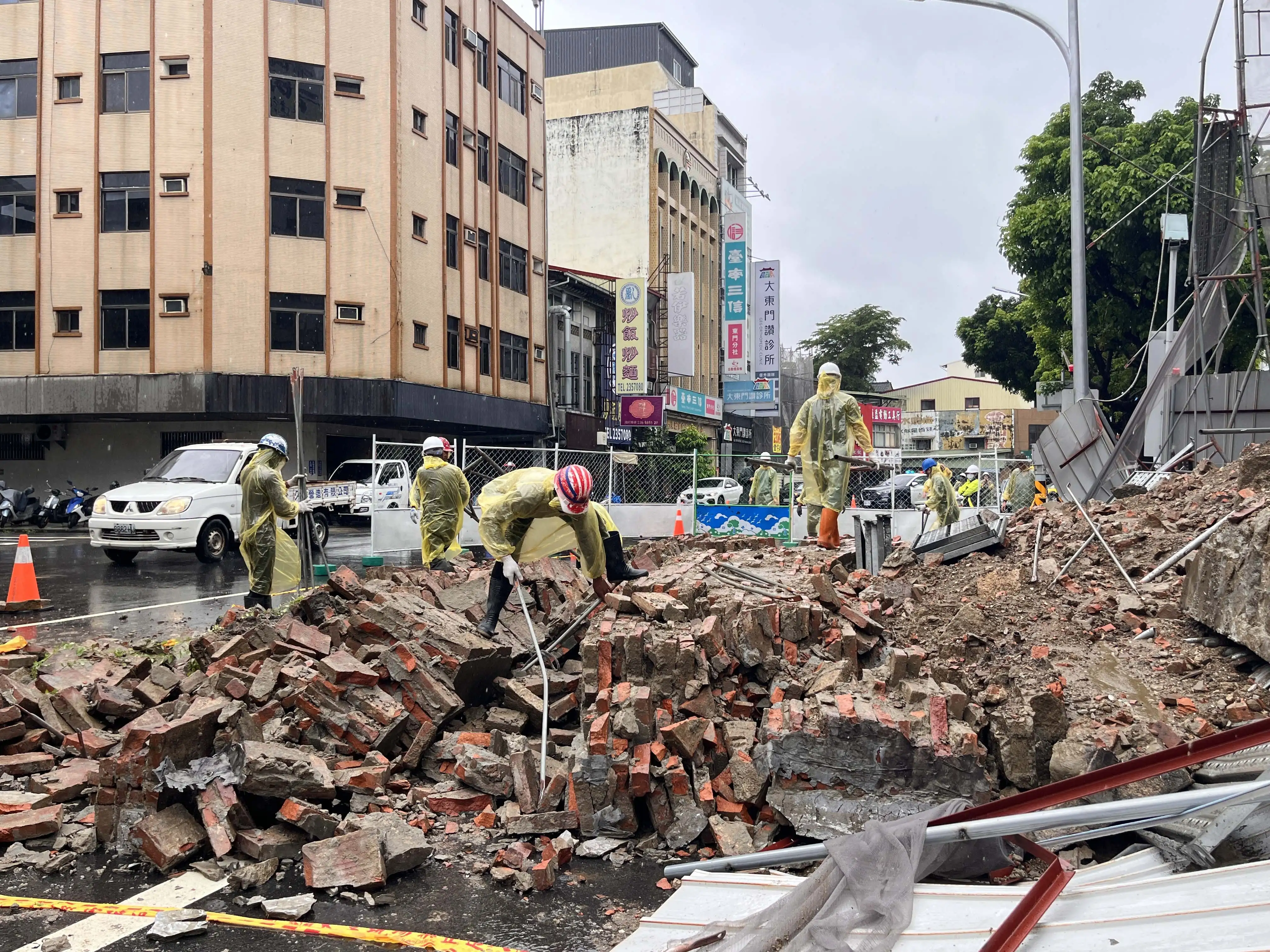 國定古蹟台灣府城大東門24日上午發生側牆局部崩落，大量磚石散落現場，工作人員冒雨進行清理及緊急處置，市府同步封鎖周邊區域，防範二次災害。（台南市政府提供）
