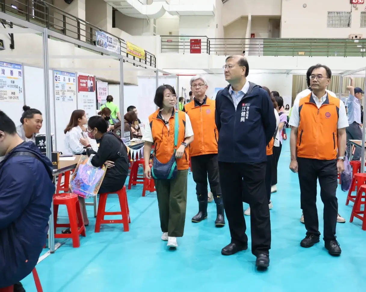 55家企業釋出逾千個職缺，吸引502人次投遞履歷，初步媒合率達48.6%，現場「職得一拍」職涯快拍館也吸引求職者留下職涯新起點的紀念。（高雄市勞工局提供）