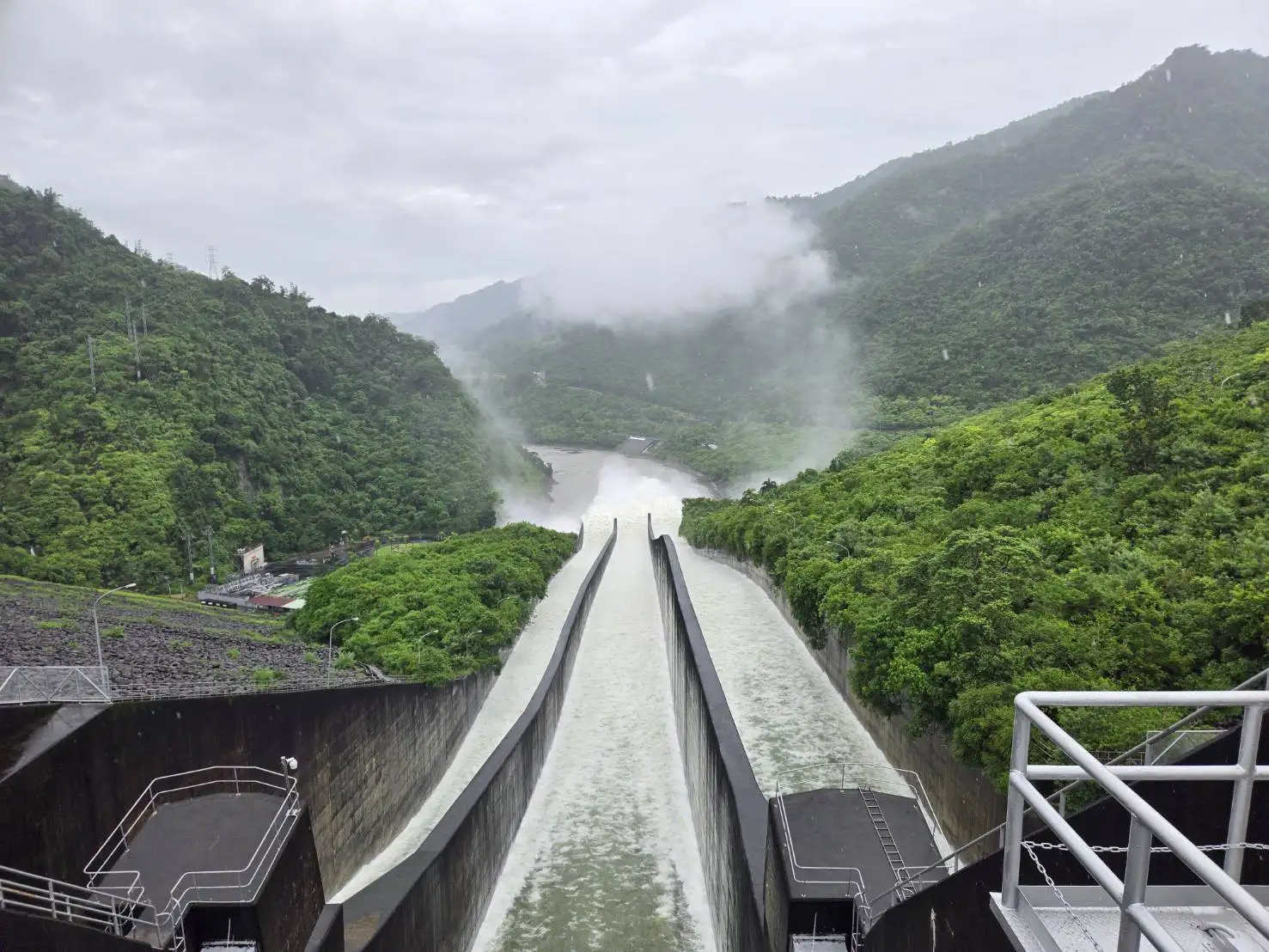 曾文水庫集水區近日降下豐沛雨量，25日開啟溢洪道放水。（記者蔣謙正翻攝）