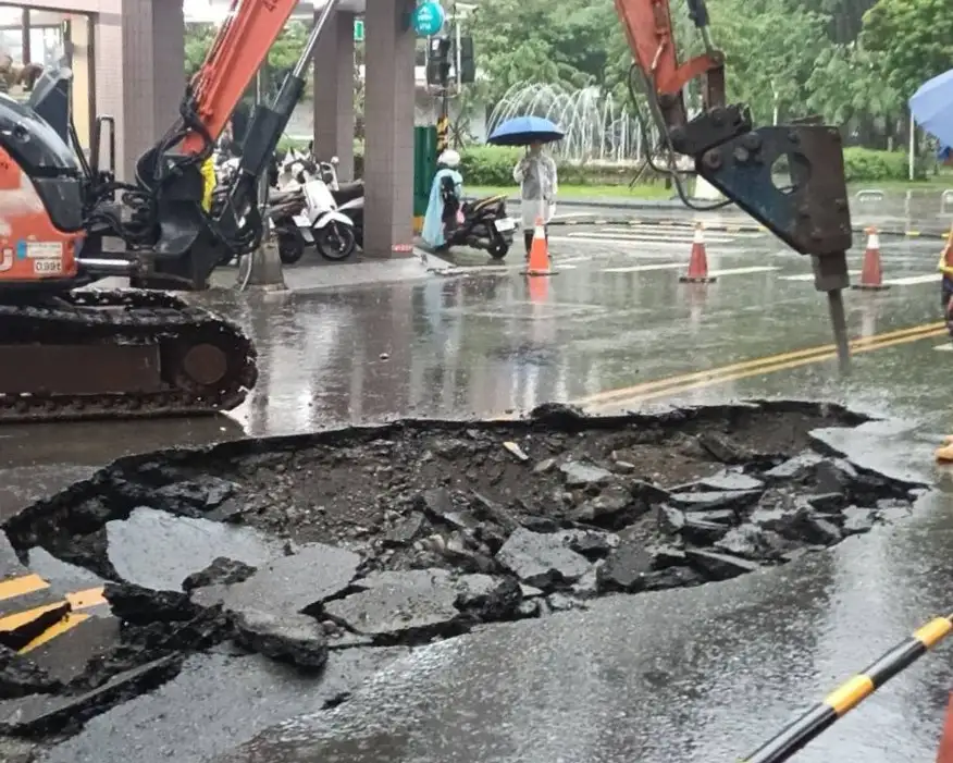 高雄市議員陳麗娜25日前往前鎮區廣西路查看豪雨造成的路面塌陷情形，要求市府除緊急回填坑洞外，也應進一步釐清道路積水、排水及路基掏空原因，從根本改善道路安全問題。（取自陳麗娜臉書）