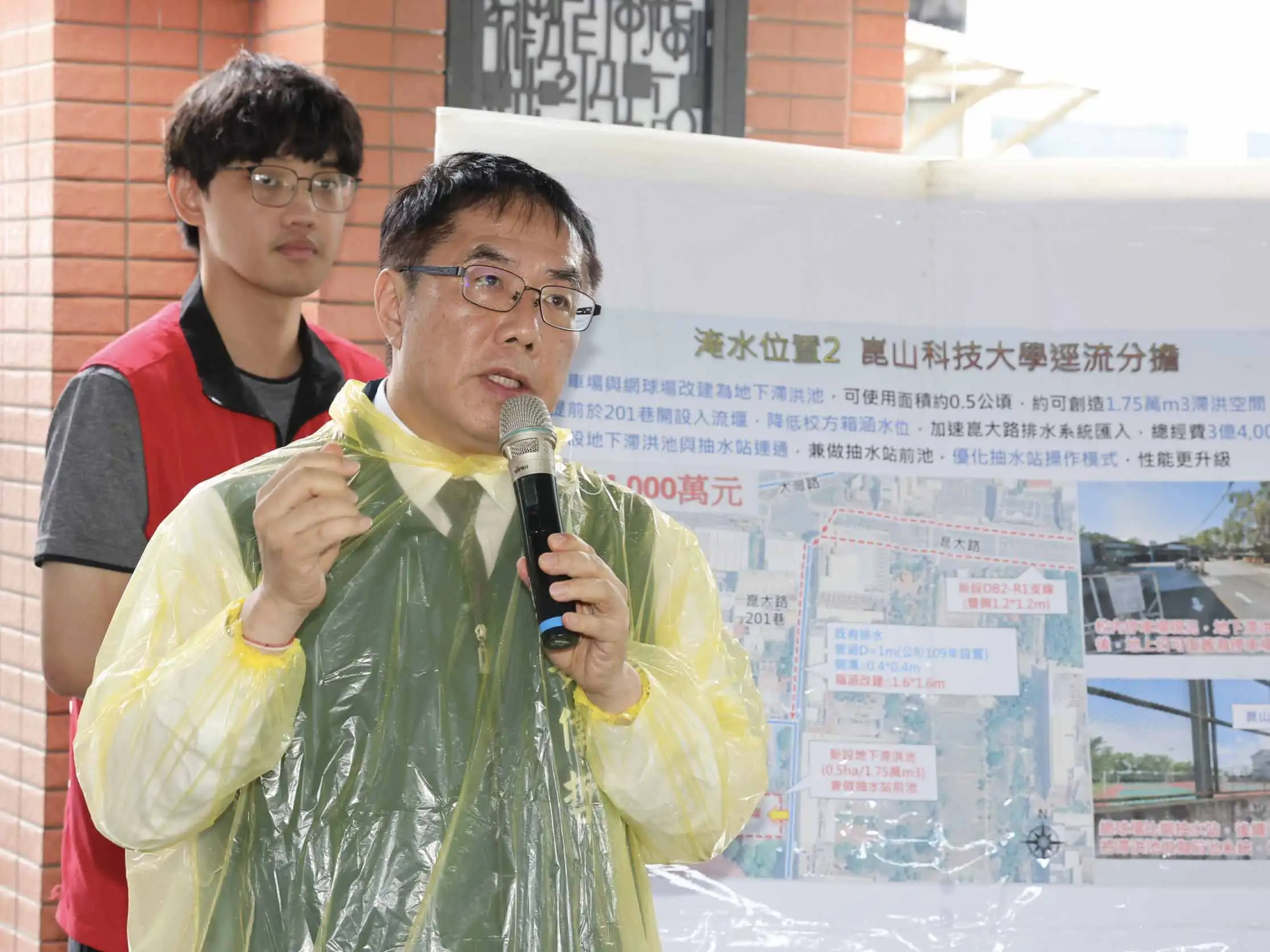 台南市長黃偉哲向總統說明後續改善規劃。(崑山科技大學提供)