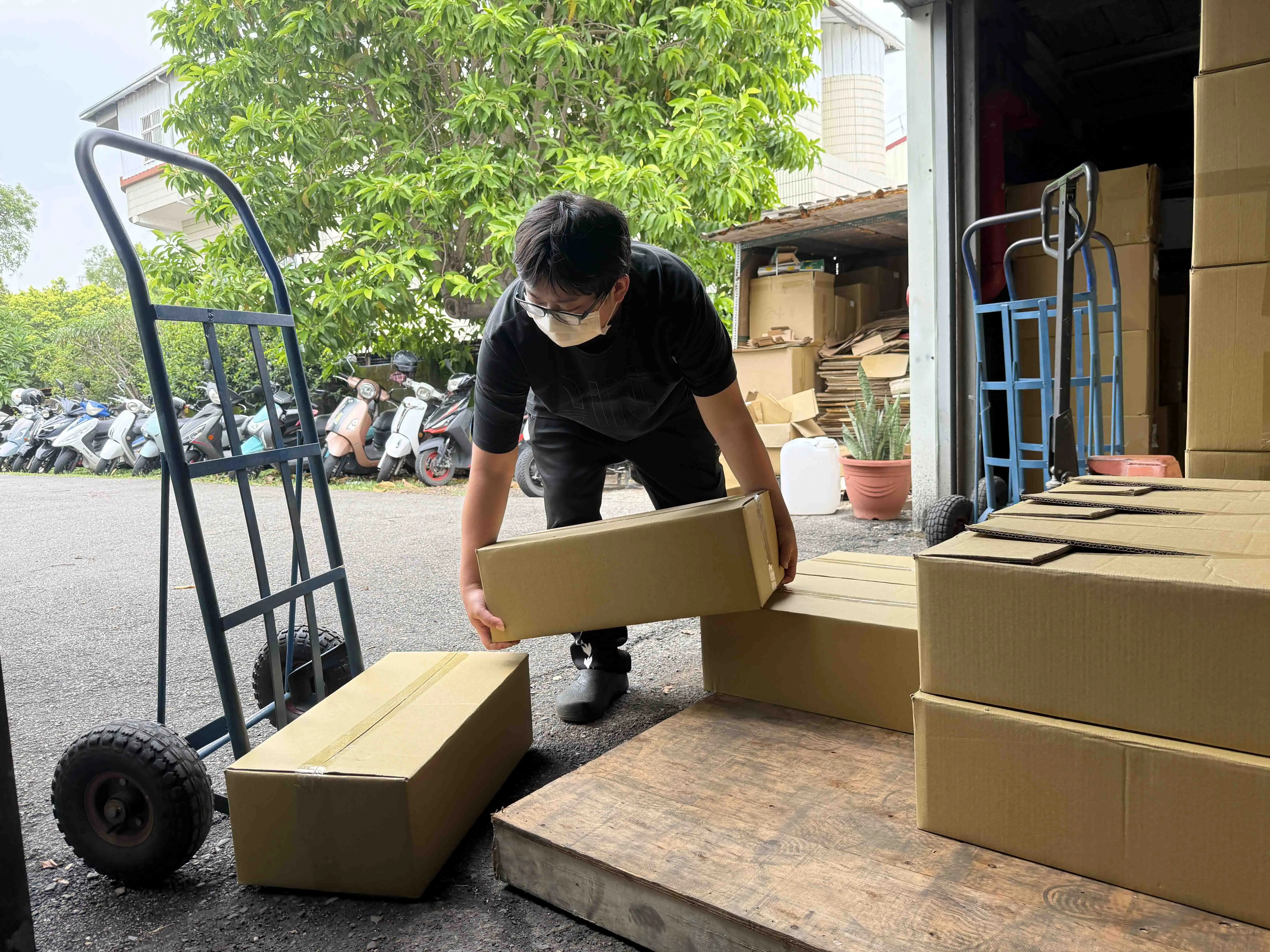 阿良目前主要負責倉庫貨品整理、出入庫管理及貨物清點等工作，迄今已穩定就業逾4個月。(勞動部雲嘉南分署提供)