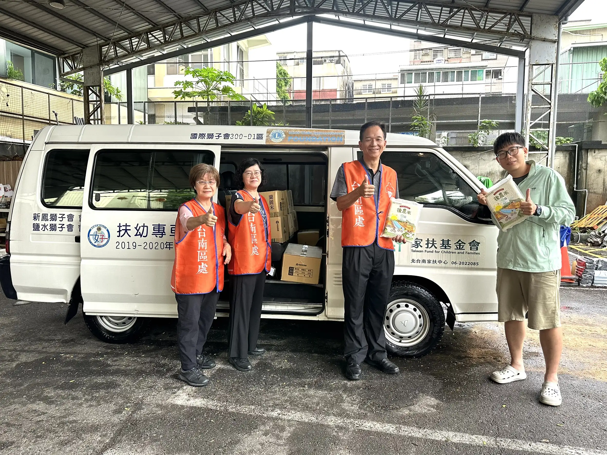 台電台南區營業處處長廖學智率領同仁將中元普渡募集的白米及物資裝車送出，透過公益團體協助分送弱勢家庭，讓普渡供品延續愛心。(圖/台電提供)