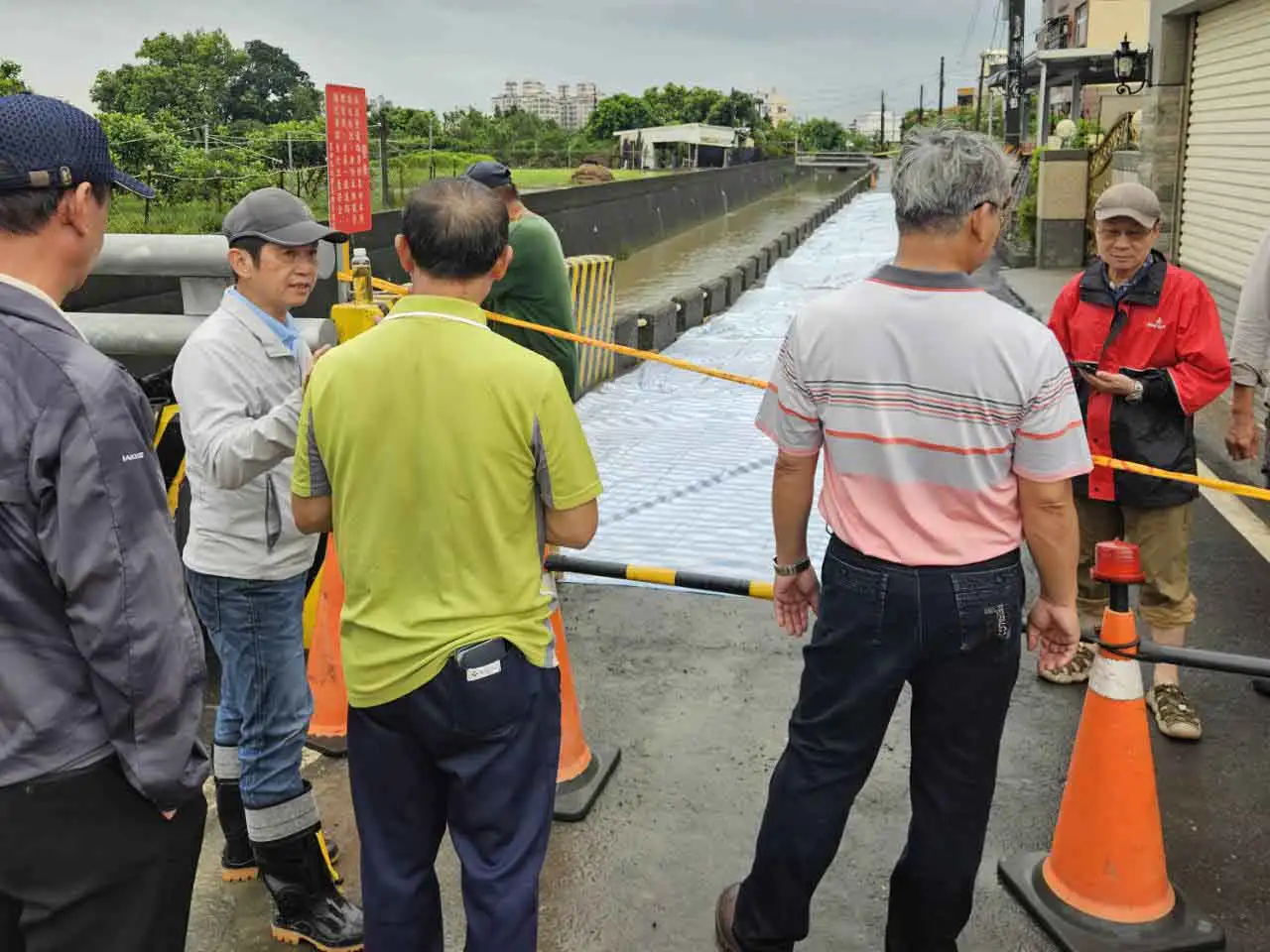 連日豪雨造成高雄市林園區港仔埔排水旁廣應街227巷道路塌陷，路面出現明顯裂縫及下陷。（農田水利署高雄管理處提供）