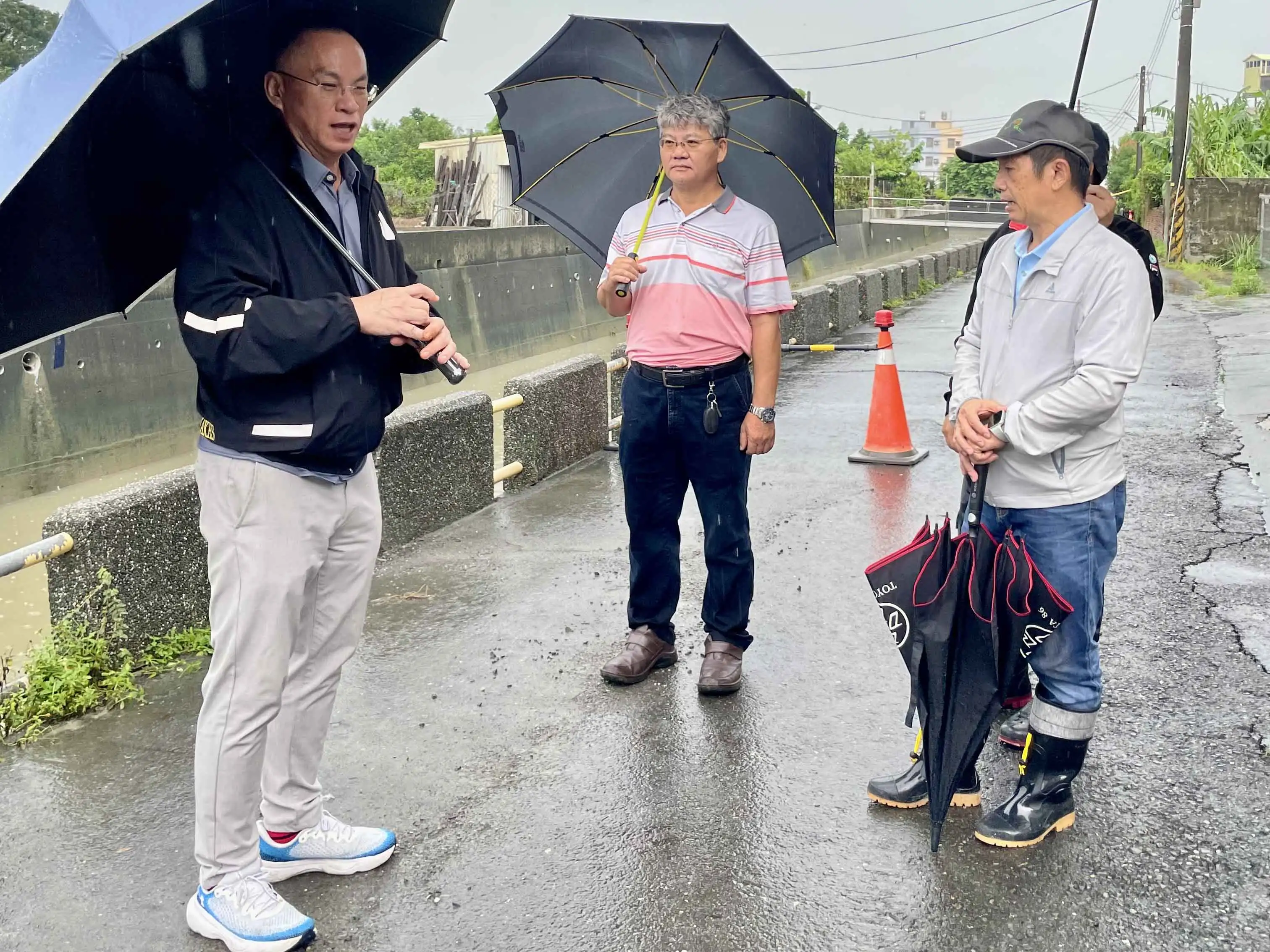 農田水利署高雄管理處25日會同地方人員現勘，並立即啟動灌漿回填緊急搶修，防止災情持續擴大。（農田水利署高雄管理處提供）