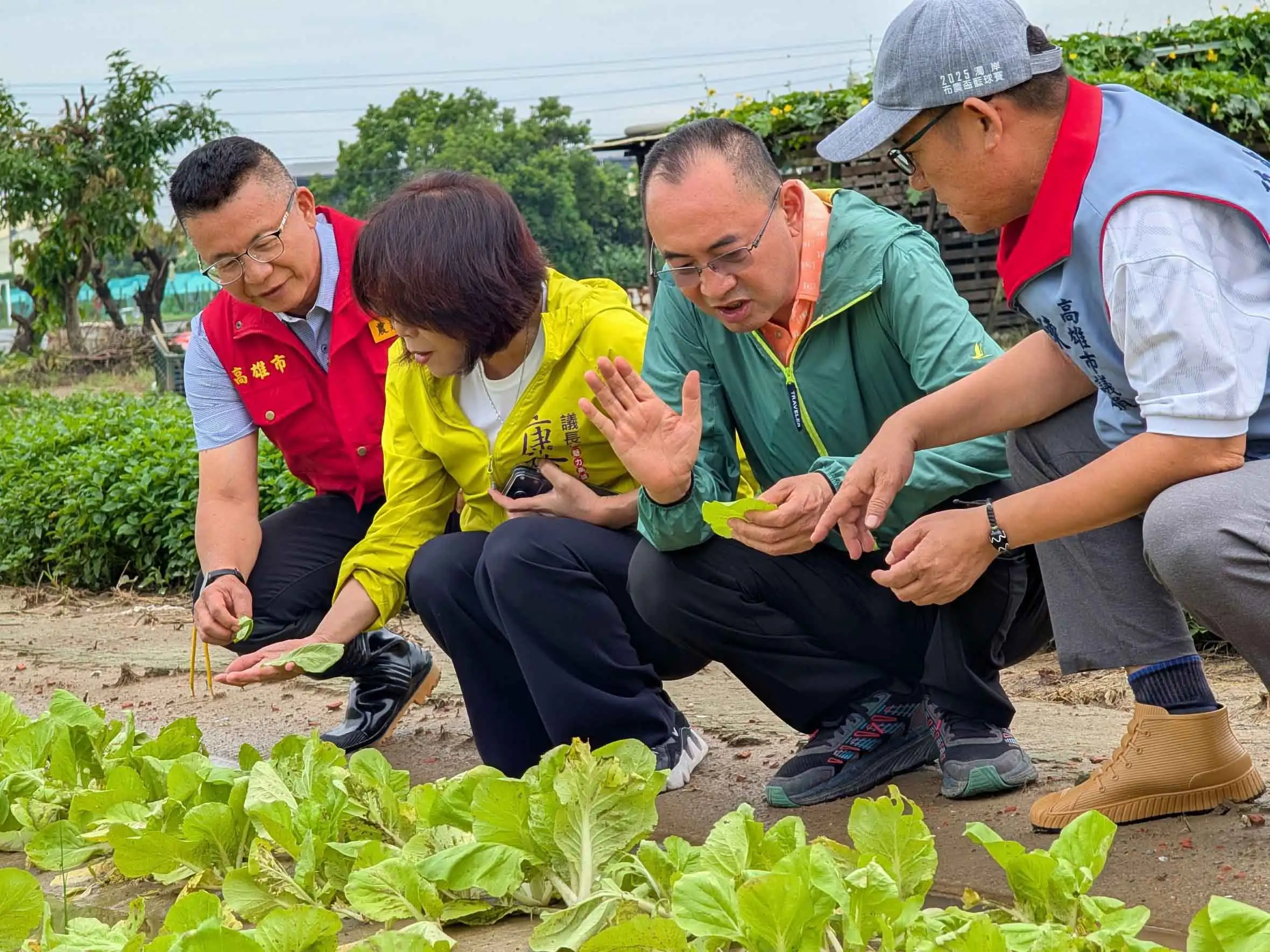 高雄市議長康裕成呼籲市府穩定市場供需與菜價，積極協助受災農民辦理救助申報及災後復耕。（高雄市議會提供）