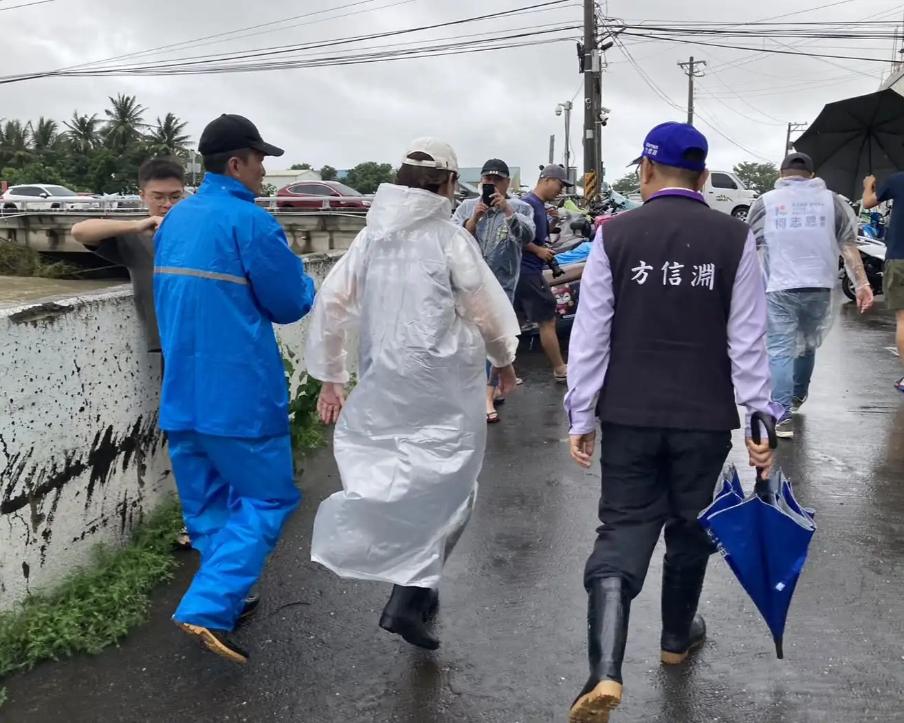 高雄市議員方信淵26日關心連日豪雨造成的各地災情，表示驚人雨量數字背後都是居民家園與生計受到衝擊，呼籲各界多一分同理，將焦點放在受災居民安全及災後復原。（方信淵團隊提供）