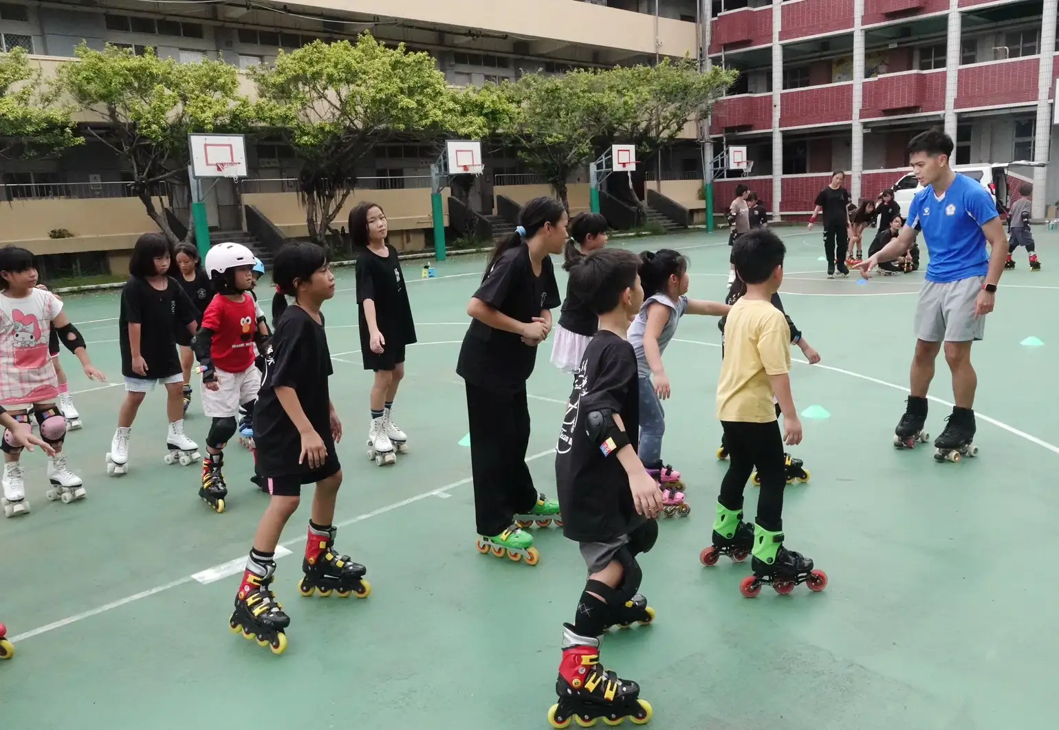 花式溜冰體驗營從基本站姿、重心到滑行技巧循序教學，讓初學孩童逐步掌握花式溜冰要領。（圖／記者范繼如攝）