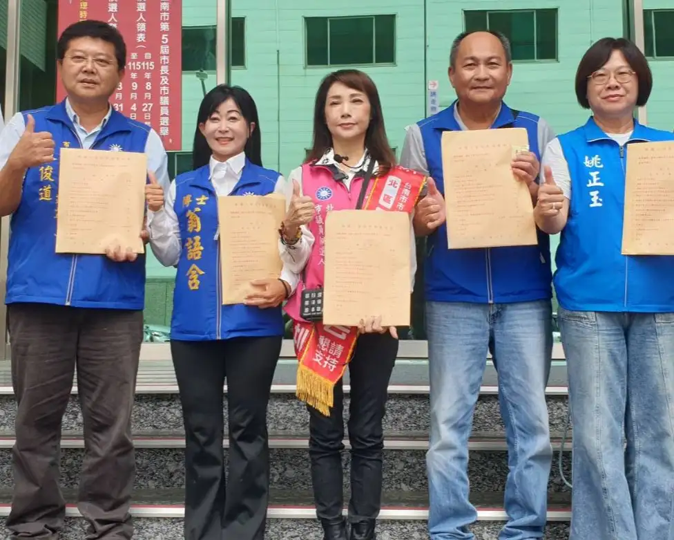 市議員參選人童小芸、卞宗康、周宏昌、姚正玉、廖俊道、翁語含等人代表，前往台南市選舉委員會完成領表。(謝龍介團隊提供)