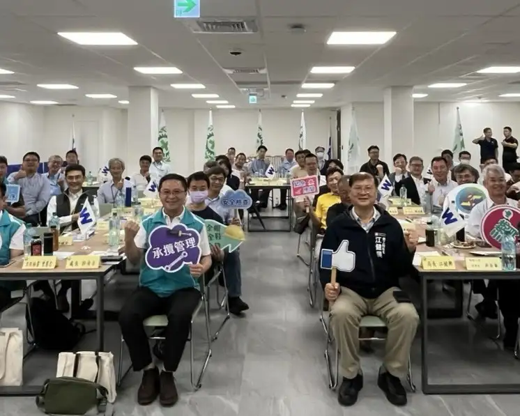 高雄市勞工局27日在高雄港80號碼頭舉辦高階主管安全衛生管理宣導座談會，邀集約60位航商及散裝業者主管交流智慧工安、職災預防、緊急應變及職場霸凌防治，攜手打造勞工安心、家屬放心的港區職場。（高雄市勞工局提供）