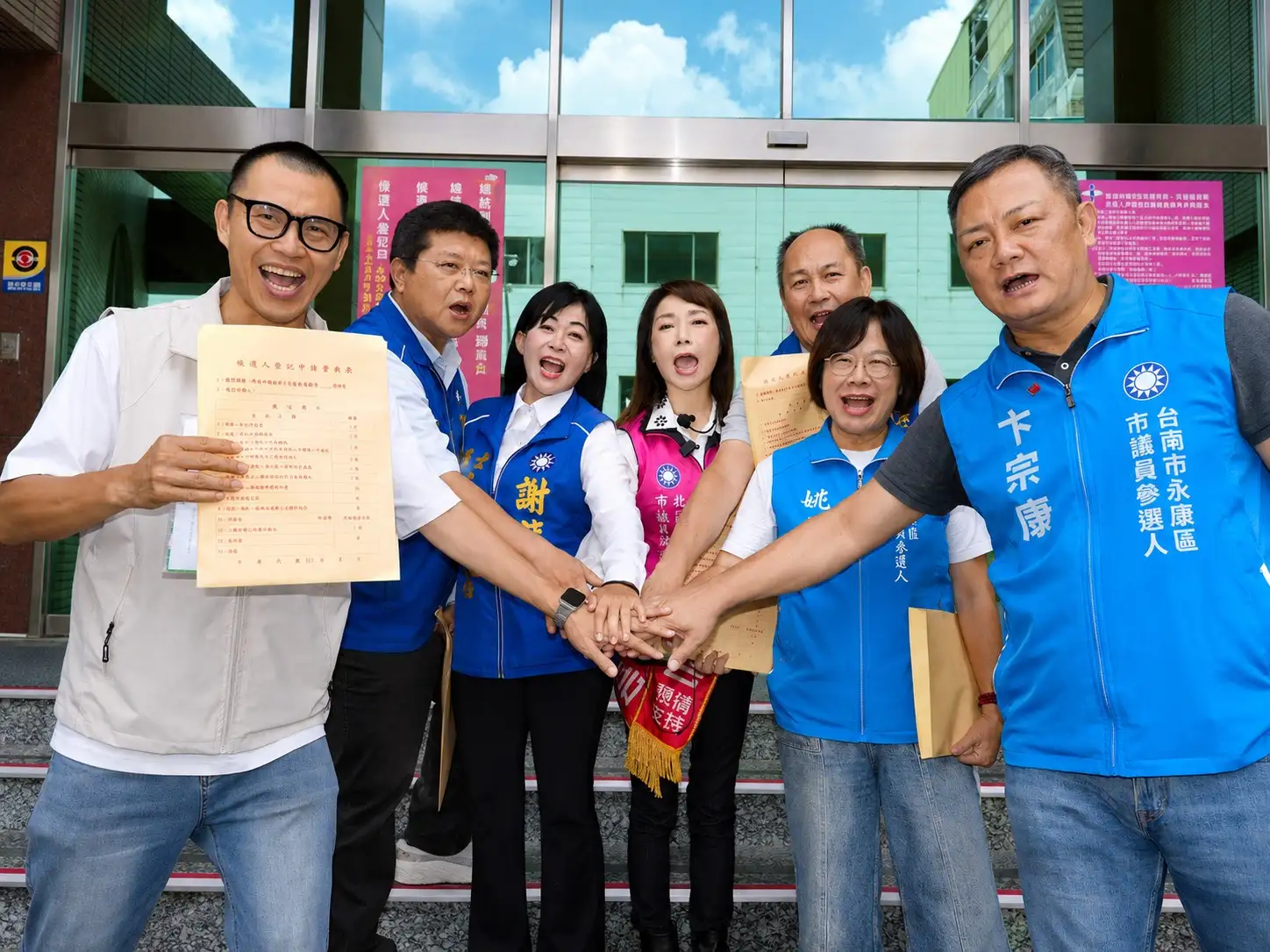 謝龍介團隊多名市議員參選人完成領表後齊手加油，喊出「翻轉大臺南，人民贏一次」，宣告藍營選戰正式起跑。（記者范繼如攝）
