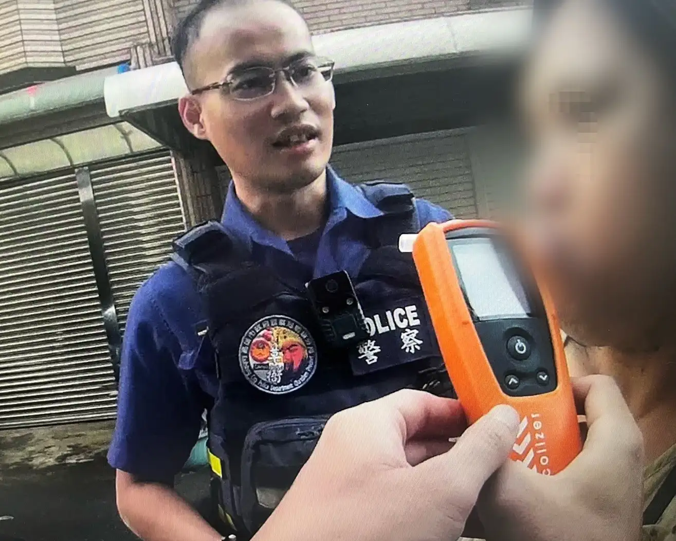 林姓女子因右轉時未依規定使用方向燈，引起巡邏員警注意，攔查後酒測超過法定標準，依法送辦。(高雄市政府警察局前鎮分局提供)