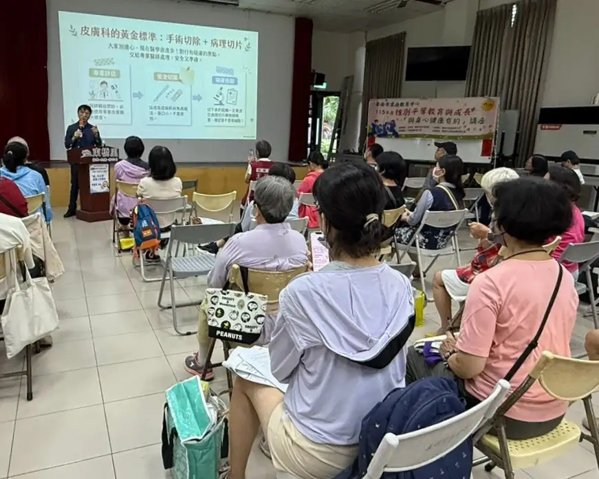 「與身心健康有約」系列講座在東橋里活動中心舉行，邀請不同領域學者專家演講，內容精彩多元。(中華醫事科技大學提供)