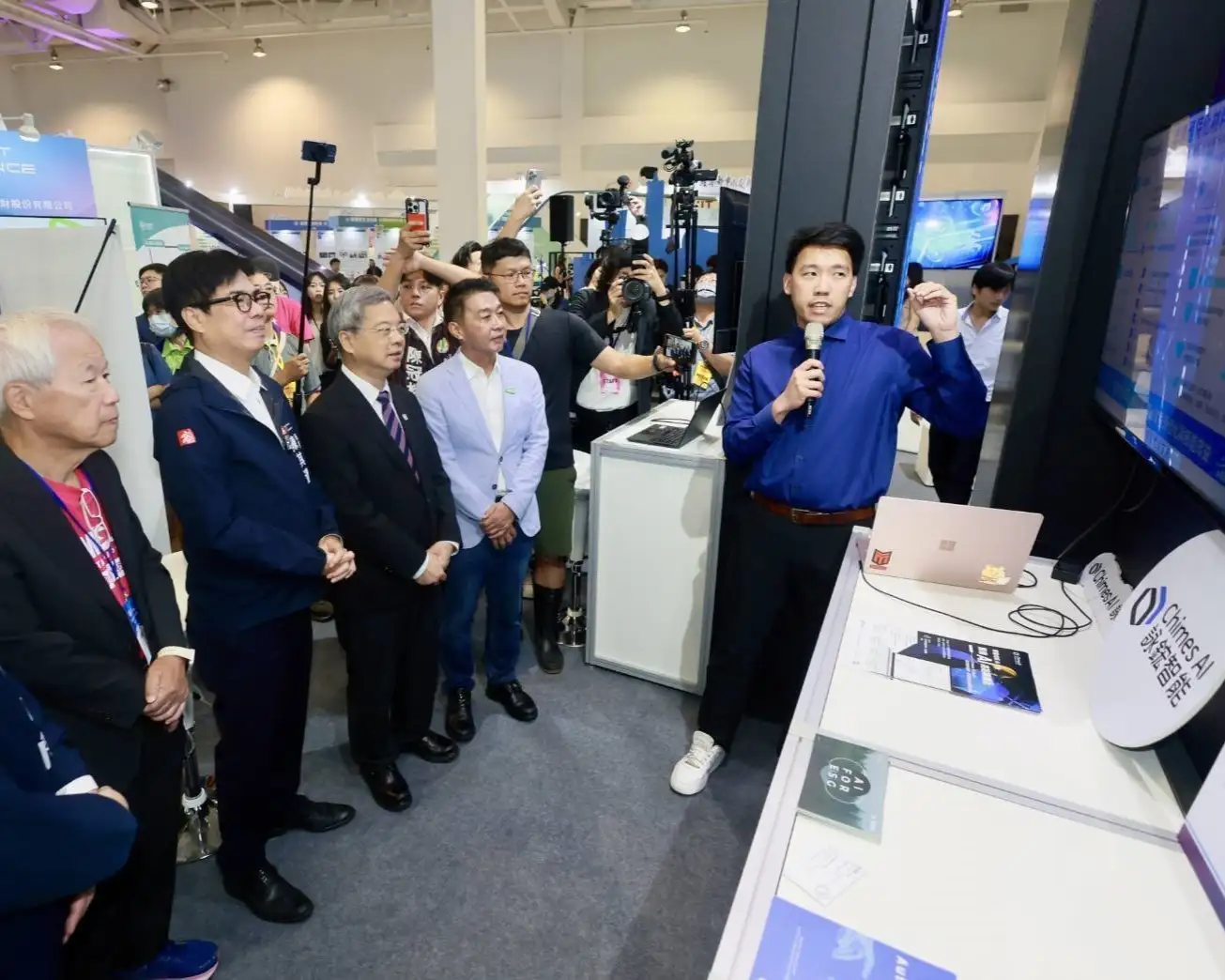 陳其邁感謝經濟部長期支持高雄亞灣發展，讓亞灣從1.0持續升級至2.0，相關補助資源投入已超過170億元。（高雄市府提供）