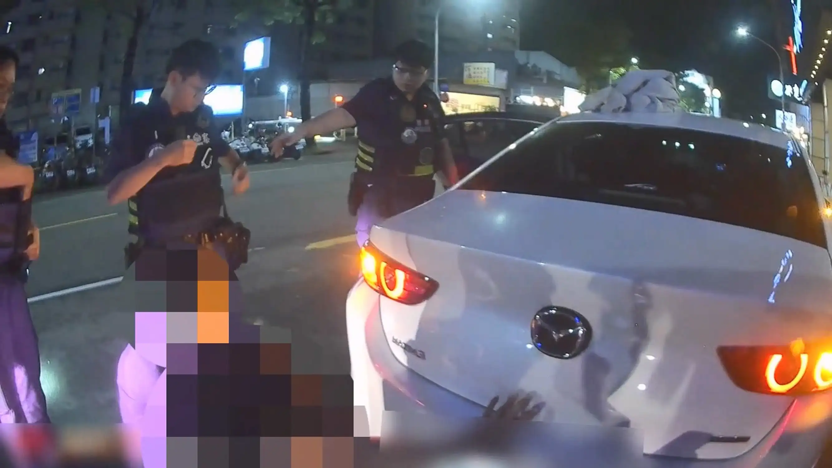 員警巡邏時發現自小客車逆向行駛及違規停車，上前盤查並確認車內人員狀況，進一步查獲槍彈及毒品，全案依法移送偵辦。（鼓山分局提供）