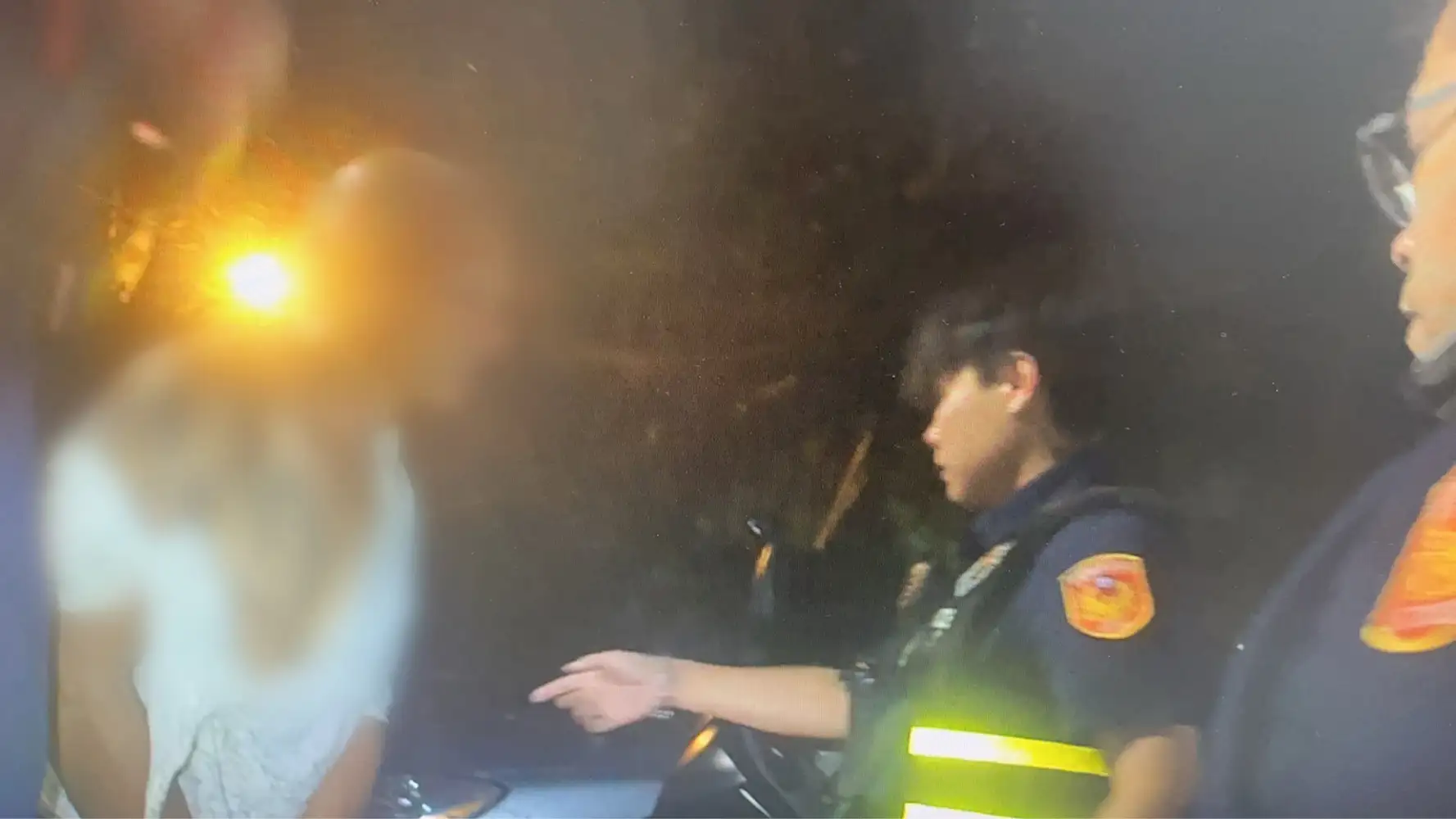 員警攔查盧姓男子，查出其為毒品通緝犯，盧男一度趁隙拔腿逃逸，隨即遭員警追上制伏逮捕，毒品唾液檢測呈陽性反應。（前鎮分局提供
