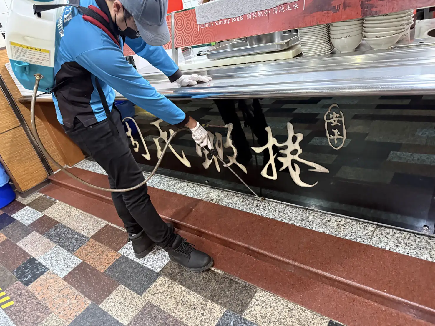 周氏蝦捲安平老店遭不明男子惡意潑灑大量活蟑螂，業者事後委請專業環衛人員進行全面清消及噴藥作業，並自主停業一天徹底清潔環境。（業者提供）