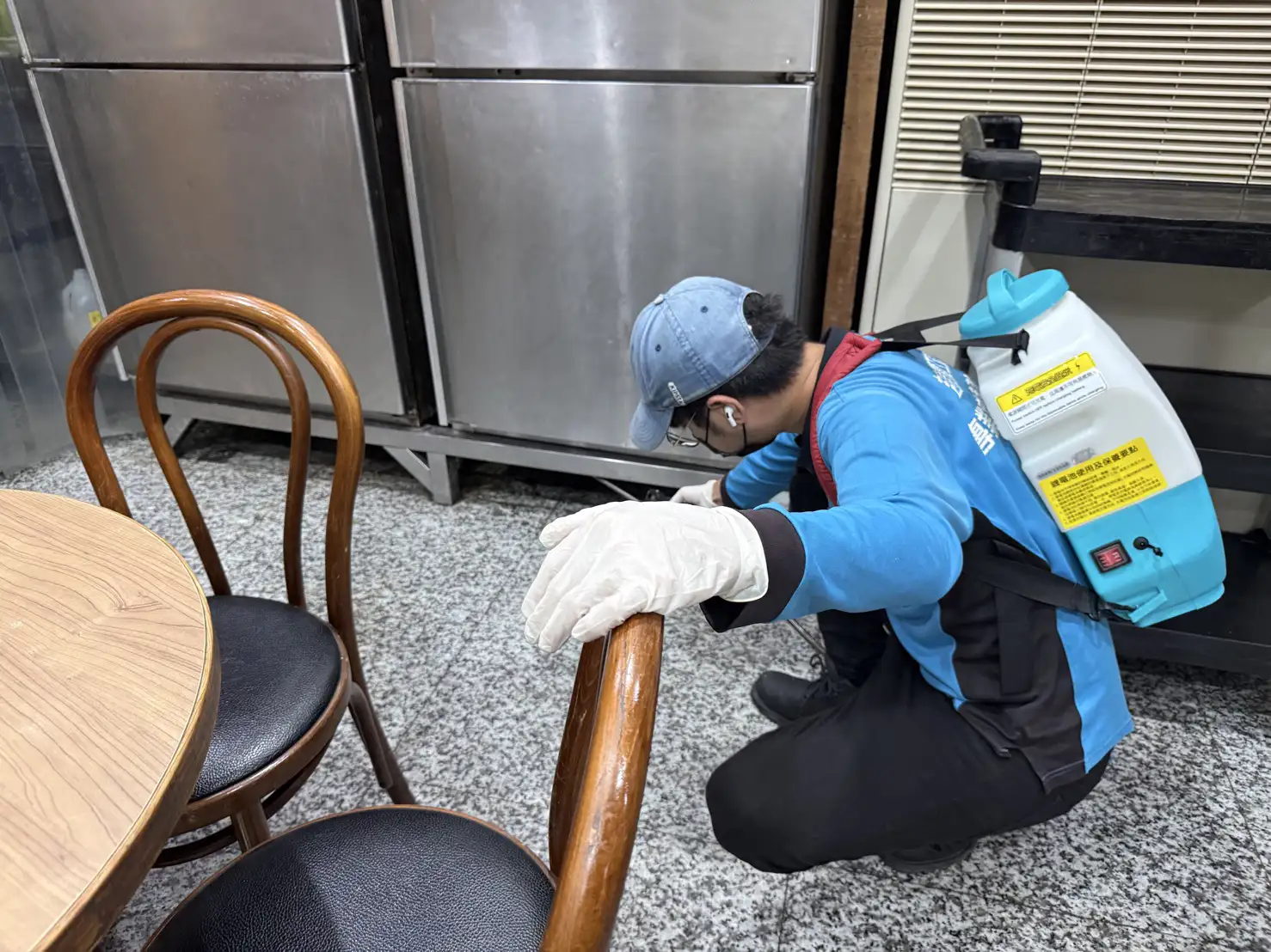 周氏蝦捲安平老店遭不明男子惡意潑灑大量活蟑螂，業者事後委請專業環衛人員進行全面清消及噴藥作業，並自主停業一天徹底清潔環境。（業者提供）