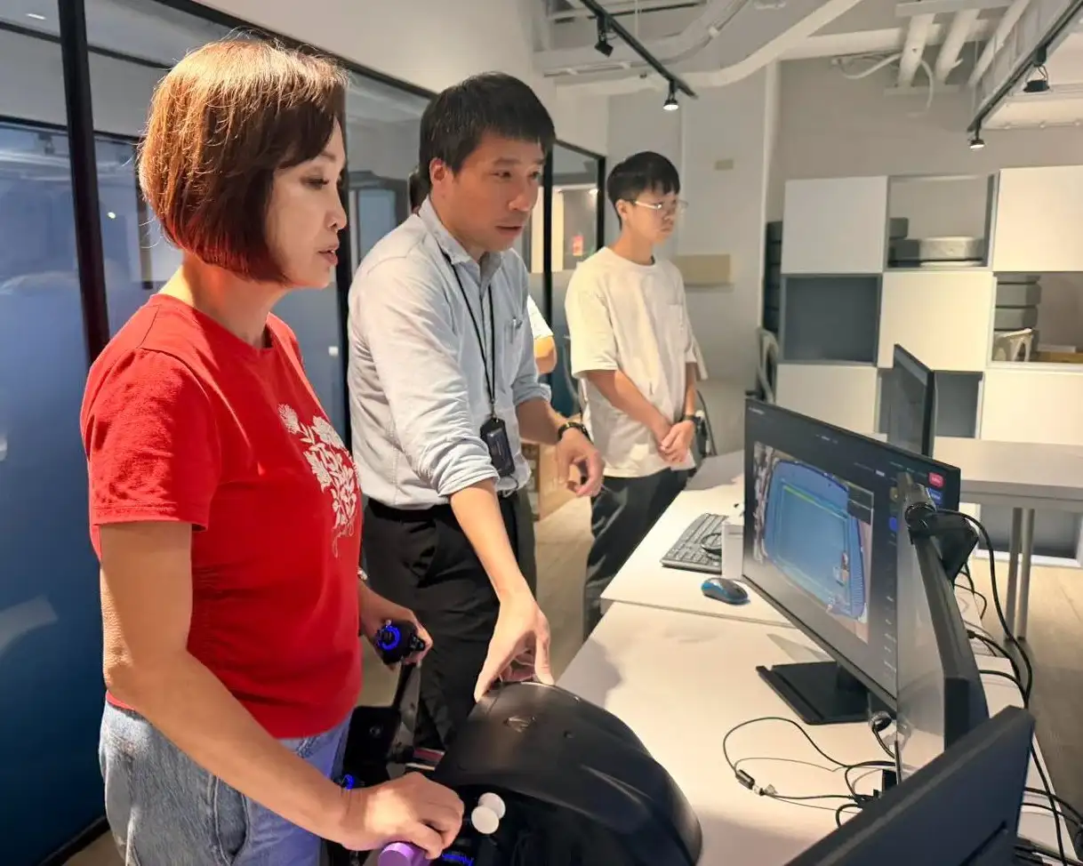 柯志恩走訪摯陞數位科技亞灣辦公室，了解「船、海、岸、雲」資料整合技術，以及感測器、衛星、4G、5G通訊結合AI大數據在智慧航運的應用，盼進一步提升高雄智慧海洋產業競爭力。（柯志恩團隊提供）