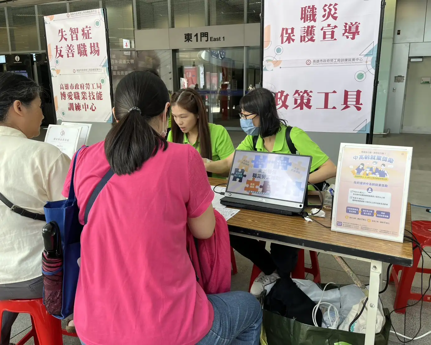 高雄市勞工局運用職涯諮詢、職缺媒合及就業獎助等措施，協助中高齡及失業求職者投入缺工產業、穩定重返職場，符合資格者可依規定申領缺工就業獎勵。（高雄市勞工局提供）