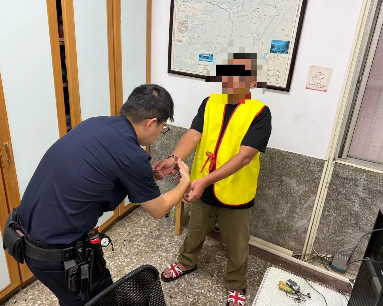 陳姓男子涉嫌製作二枚汽油彈，其中一枚點燃後丟向鄰居住家二樓遮雨棚。(嘉義縣警察局中埔分局提供)