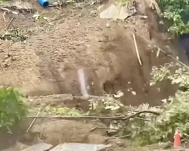 小港區松富街近青春嶺側坡擋土牆受連日豪雨影響，5天內接連發生3次崩塌，現場可見土石滑落及邊坡裂縫，市議員陳麗娜籲市府動用第2預備金加速搶修，優先確保周邊居民安全。（取自陳麗娜臉書）