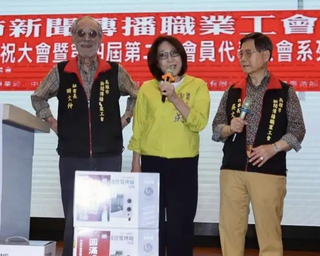 高雄市議會議長康裕成出席高雄市新聞傳播職業工會九一記者節活動並致詞，向長期堅守新聞崗位的工作者表達敬意。（記者吳文生攝）