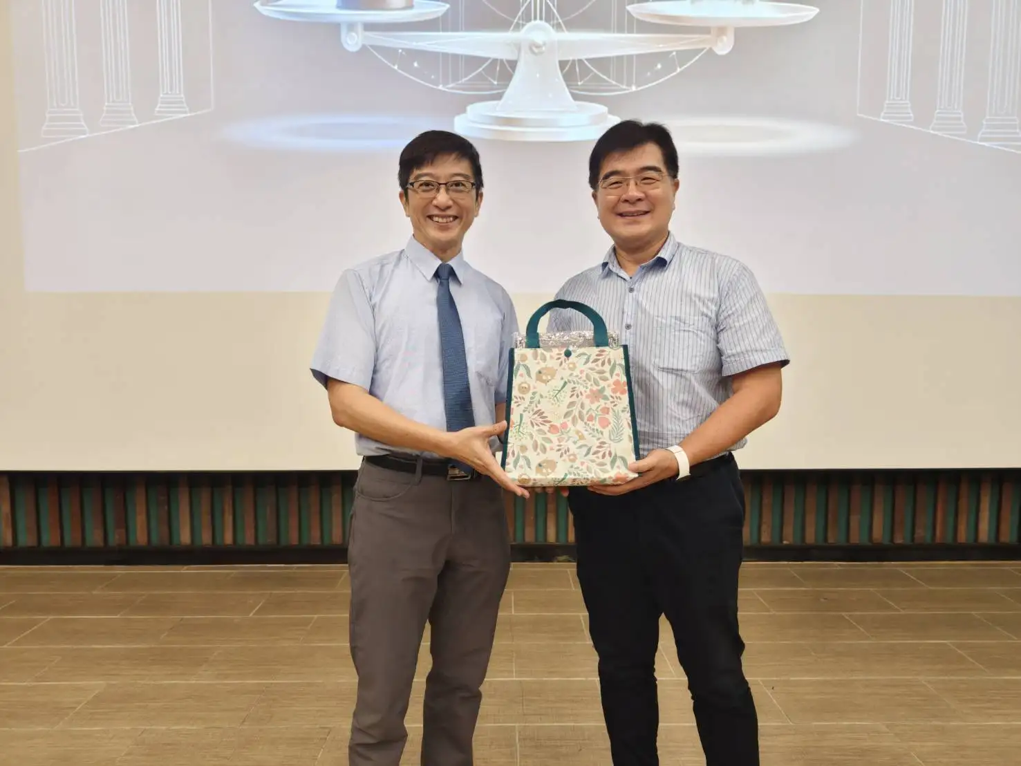 屏東地檢林彥良檢察長敬贈宣導品予大鵬灣管理處王玟傑處長。（主辦單位提供）