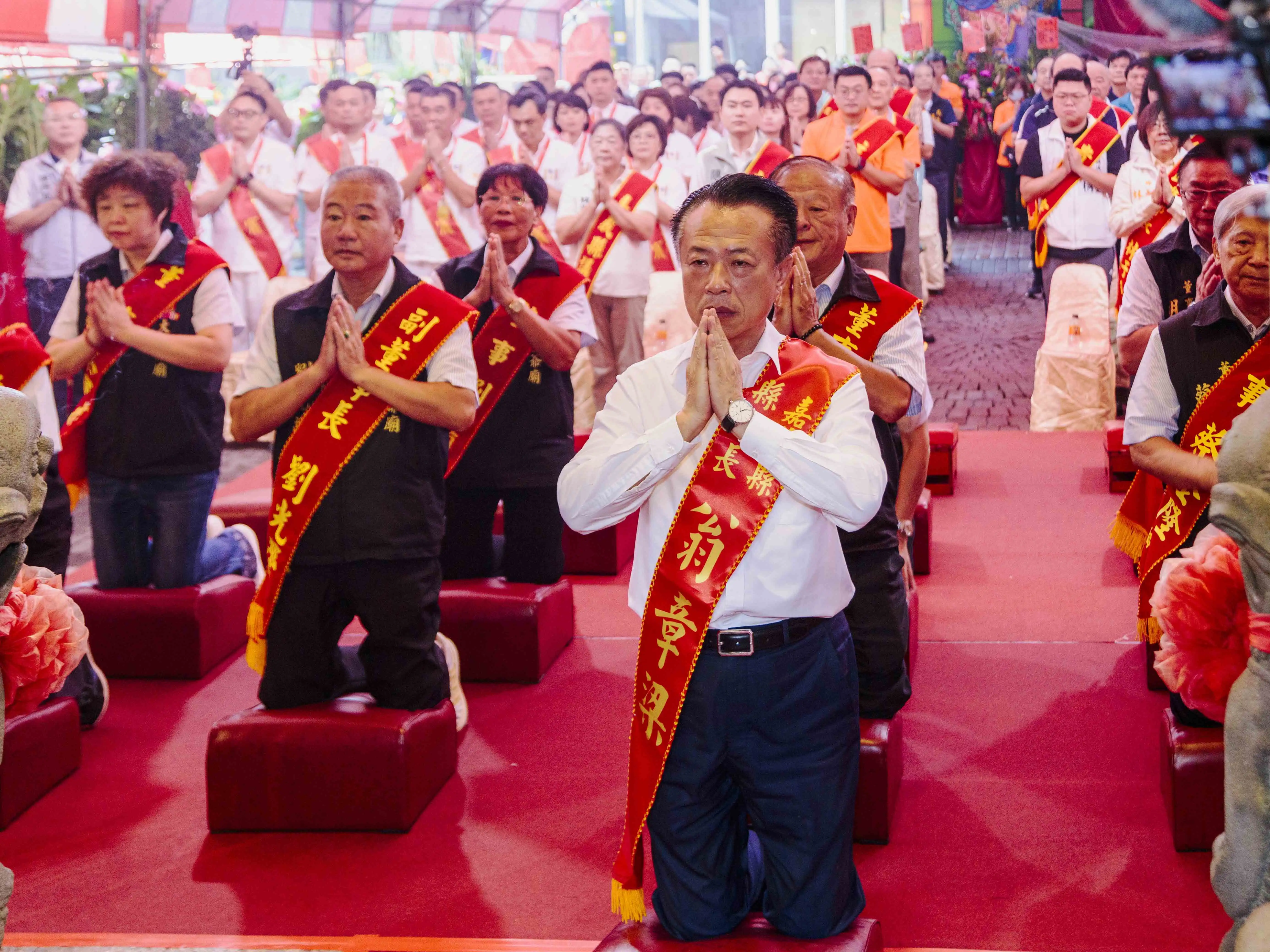 嘉義縣長翁章梁祈求觀音大士庇佑地方平安。(嘉義縣政府提供)
