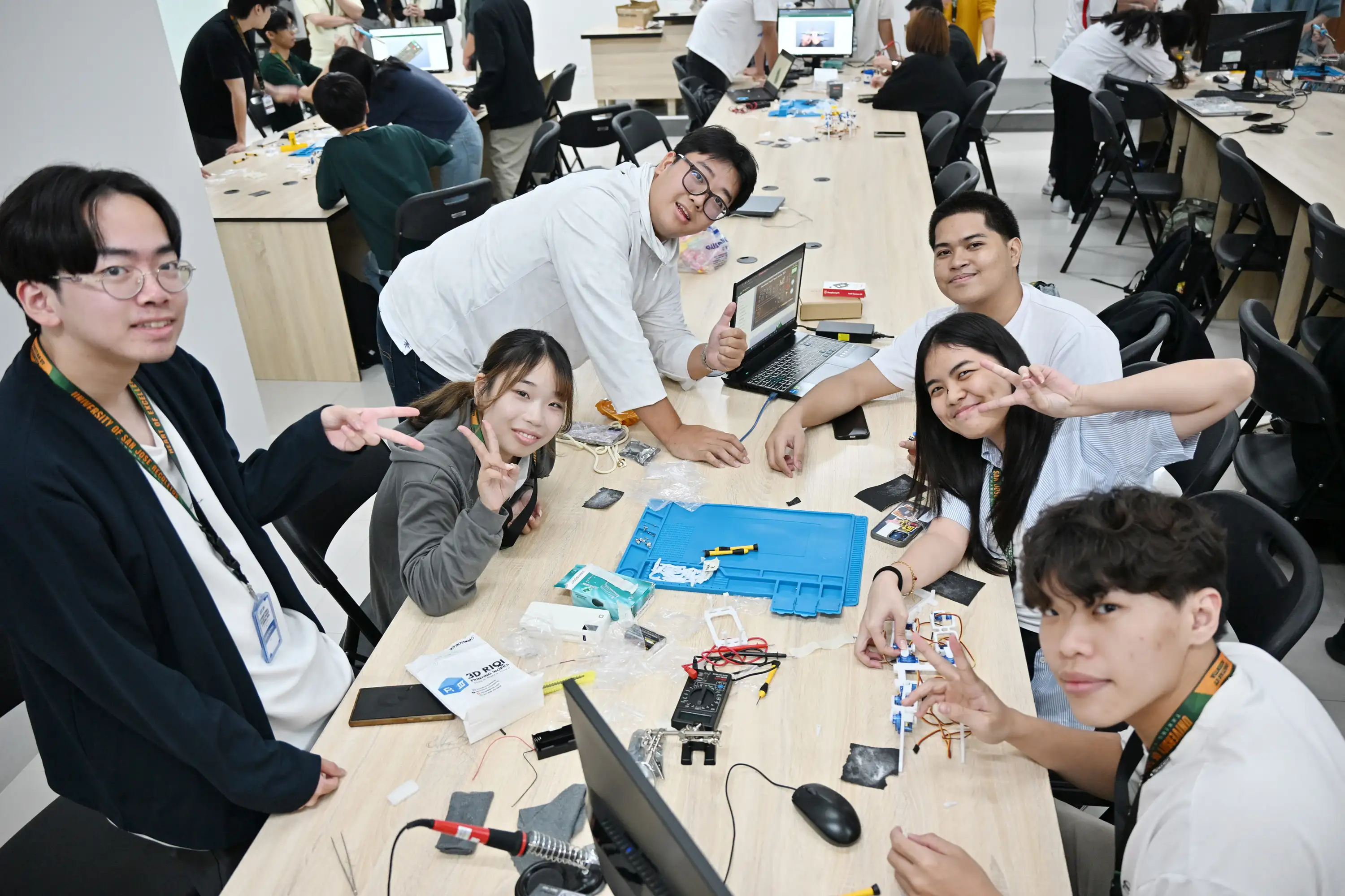 台、菲、日三校學生跨國組隊投入四足機器人實作，從機構組裝、電路製作到程式開發，在合作中完成工程挑戰。(圖/ 南科大提供)臺