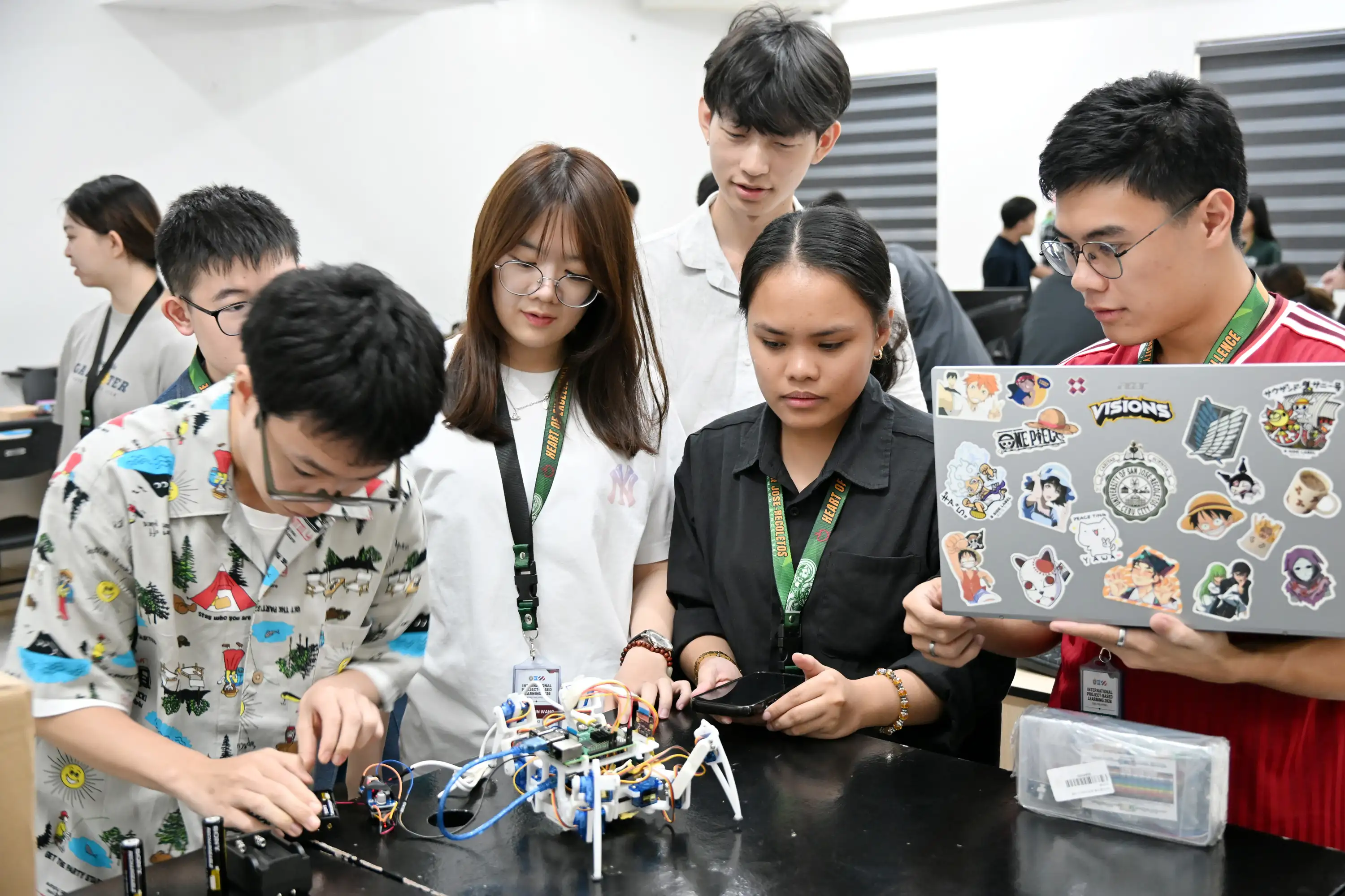 三國學生共同進行四足機器人功能測試，將AI視覺、機電控制與程式設計整合應用，也在實作過程累積跨文化團隊合作經驗。( 圖/南台科大提供)