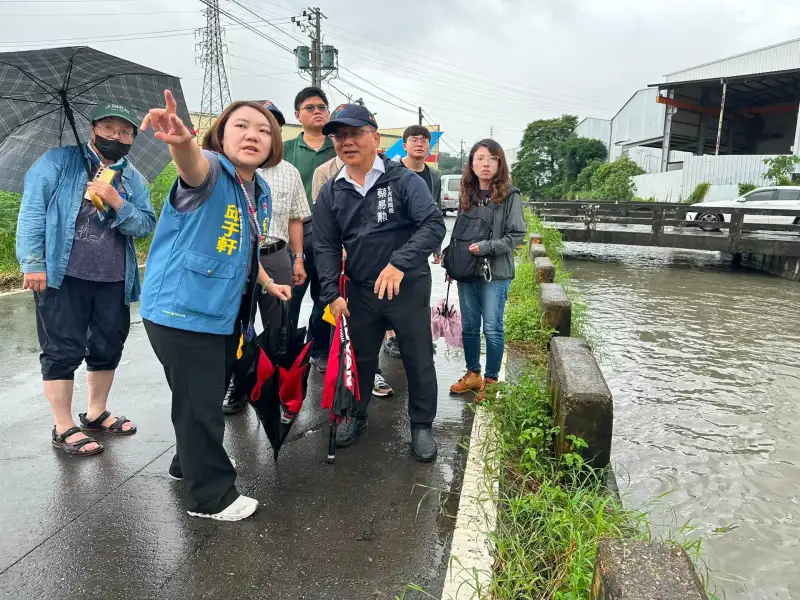 豪雨過後道路安全拉警報  邱于軒會勘大寮龜裂路段促搶修